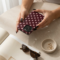 Pin-Up | Burgundrotes Rouge-Tupfen MagSafe iPhone Case