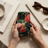 Samtrosen | Dunkles florales MagSafe iPhone Case